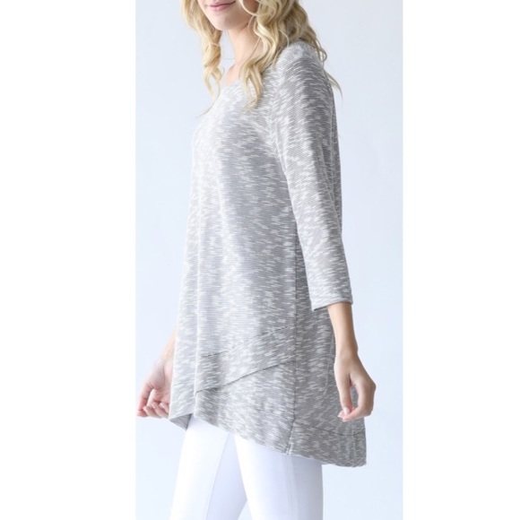 ✨FINAL SALE✨ONE SMALL LEFT! Gray and white tunic - Picture 3 of 6